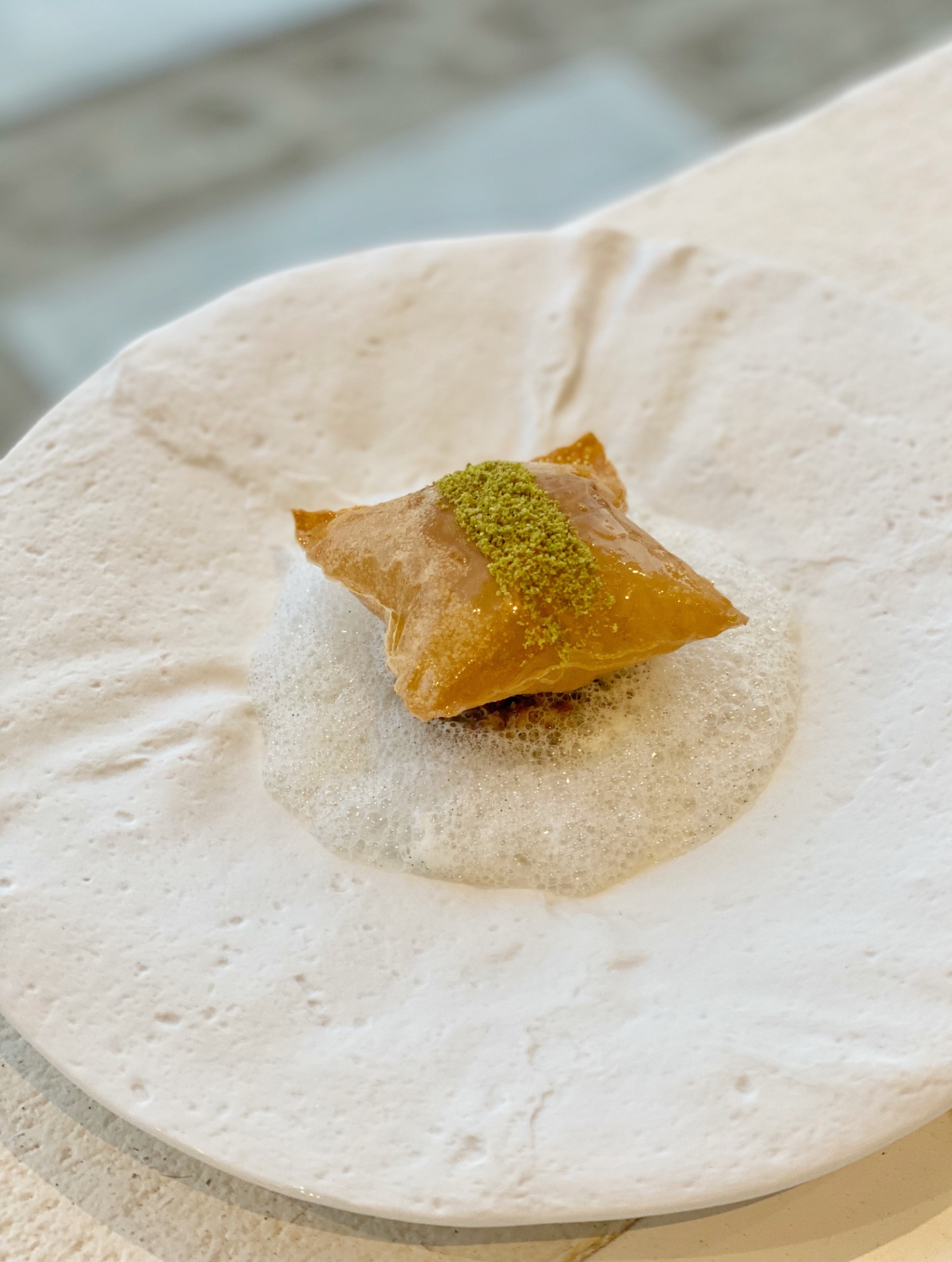 Μπακλαβάς, Φυστίκι, Μαστίχα Χίου & Μέλι — fine dining από τον pastry consultant Argyris Poptsios για Mikrasia Restaurant